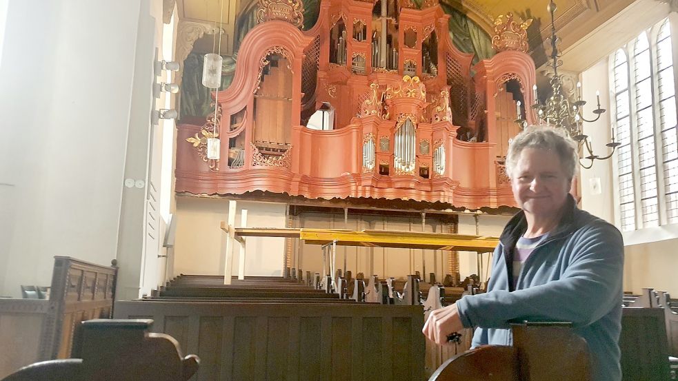 Küster Gerd Freerks ist gespannt auf das erste Konzert der Orgel. Foto: Gettkowski