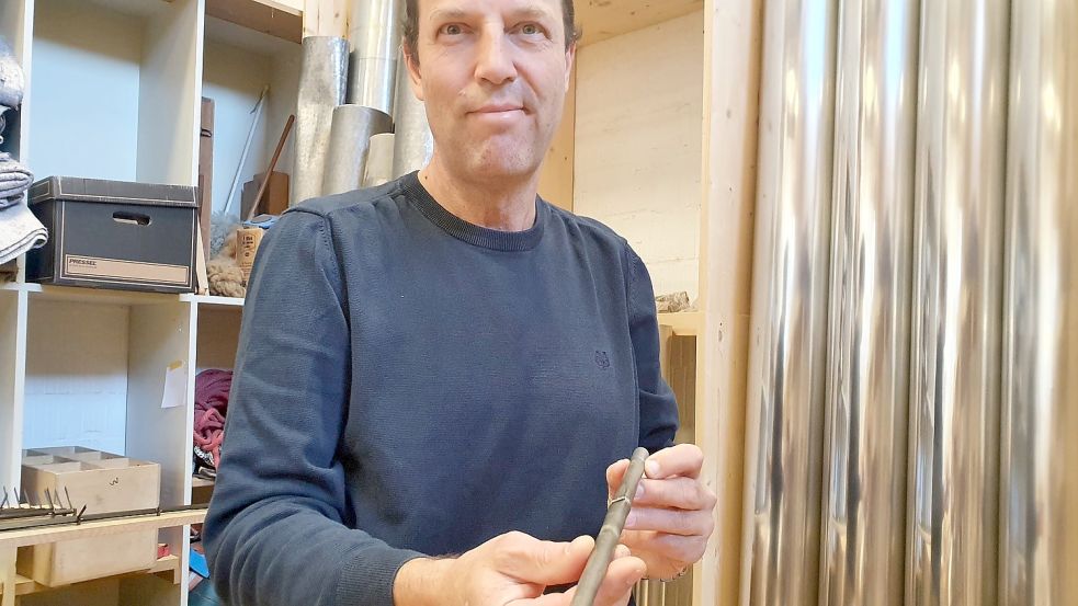 Hendrik Ahrend zeigt eine der Pfeifen aus Blei, die im Inneren der Orgel verborgen und nicht für Zuhörer sichtbar sind. Korrodierte Exemplare wurden ausgebessert. Foto: Gettkowski