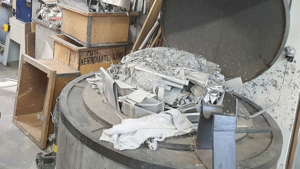 Das Material, dass beim Anfertigen neuer Pfeifen übrigbleibt wird eingeschmolzen und wiederverwendet. Foto: Gettkowski