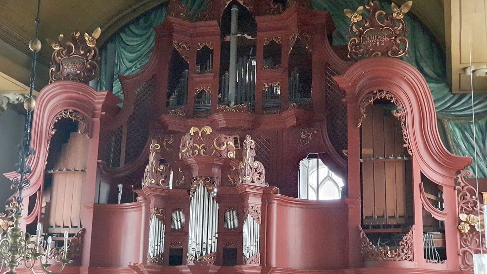 Die mittleren Pfeifen wurden inzwischen wieder eingebaut. Die großen Prospektpfeifen rechts und links fehlen allerdings noch. Sie werden Anfang kommender Woche in das Instrument eingesetzt. Foto: Gettkowski