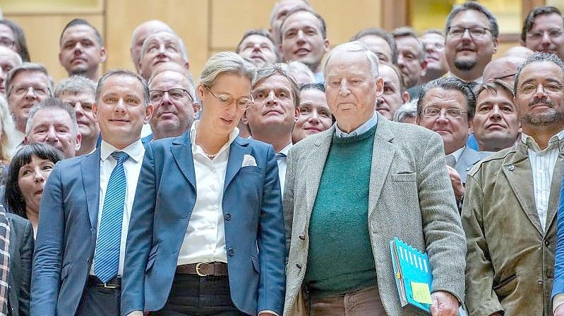 Der AfD-Bundesvorsitzende Tino Chrupalla (l) und die AfD-Fraktionsvorsitzenden Alice Weidel sowie Alexander Gauland (vorne) stehen mit weiteren Fraktionsmitgliedern zusammen. Foto: Kay Nietfeld/dpa