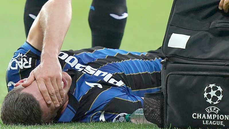 Robin Gosens von Atalanta Bergamo liegt verletzt auf dem Spielfeld. Foto: Spada/LaPresse via ZUMA Press/dpa