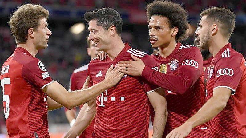 Robert Lewandowski (2.v.l) stellte gegen Dynamo Kiew früh die Weichen auf Sieg des FC Bayern. Foto: Sven Hoppe/dpa