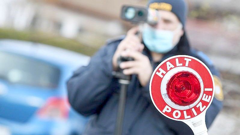 Polizisten blitzen in Farchant Autofahrer, die mit überhöhter Geschwindigkeit unterwegs sind. Foto: Angelika Warmuth/dpa