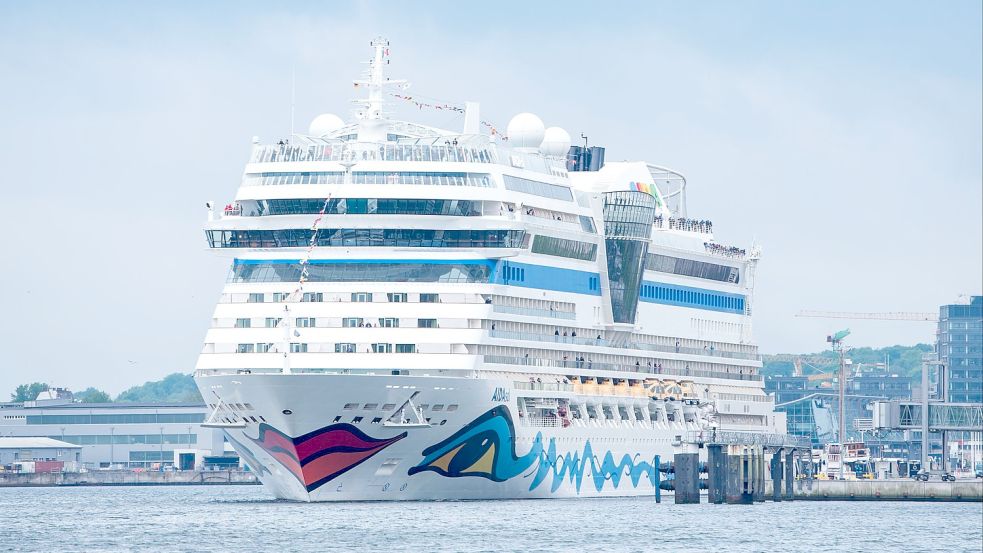 Von Kiel aus starten viele Kreuzfahrten. An Bord gelten harte Hygienekonzepte. Foto: Daniel Bockwoldt