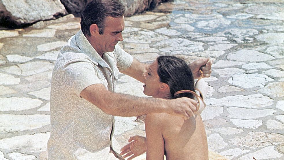 Gewalt gegen Frauen wird in frühen 007-Filmen (hier mit Darsteller Sean Connery in „Diamantenfieber“, 1971) völlig unkritisch gezeigt. Foto: imago images / United Archives