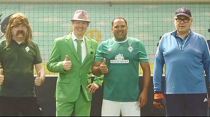 Gemeinsam mit dem früheren Werder-Star Ailton (3. von links) produzierten die drei Werder Fans (von links) Ralf Lübke, Carsten Steenken und Arndt Schweer ein Musikvideo. Screenshots: Fertig