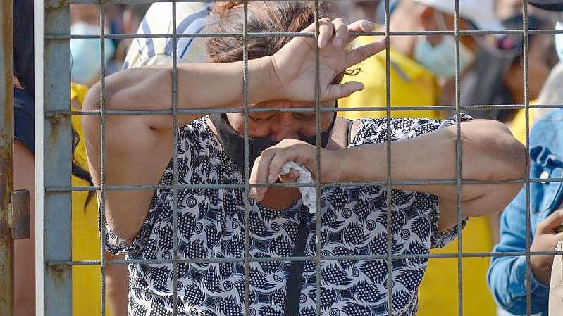 Eine Frau weint vor der Haftanstalt, in der es zu gewalttätigen Auseinandersetzungen zwischen verfeindeten Banden gekommen ist. Die Zahl der Todesopfer ist auf über 100 gestiegen. Foto: Marcos Pin/dpa