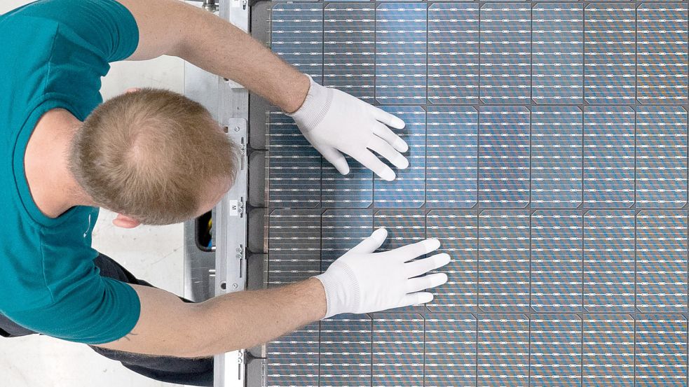 Ein Mitarbeiter inspiziert in der Produktion der Solarwatt GmbH in Dresden ein Solarmudul. Im September ist die Zahl der Arbeitslosen bundesweit zurückgegangen. Foto: Kahnert/DPA-Zentralbild/DPA
