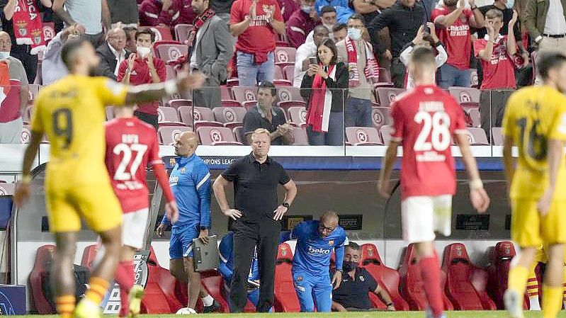 Trainer Ronald Koeman (M.) steckt mit dem FC Barcelona weiter in der Krise. Foto: Armando Franca/AP/dpa