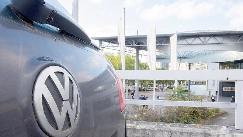 In der Stadthalle Braunschweig wird in einem Strafprozess im Landgericht Braunschweig gegen vier Angeklagte im VW-Abgasskandal verhandelt. Foto: Julian Stratenschulte/dpa