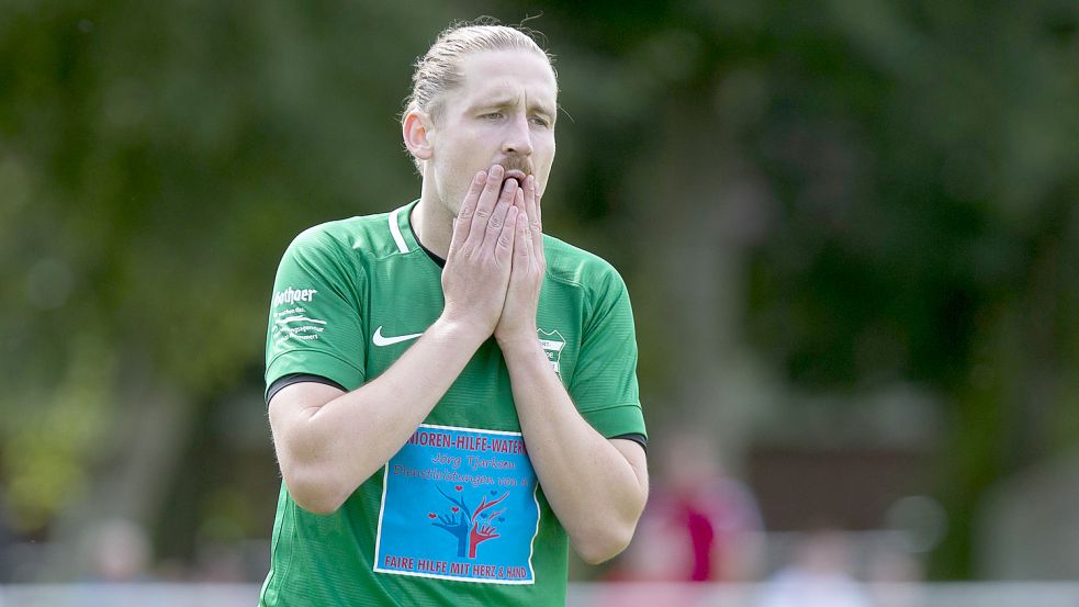 Schon vier Spiele ohne Sieg ist Mitfavorit Larrelt um Torjäger André Krzatala in der B-Staffel. Foto: Doden