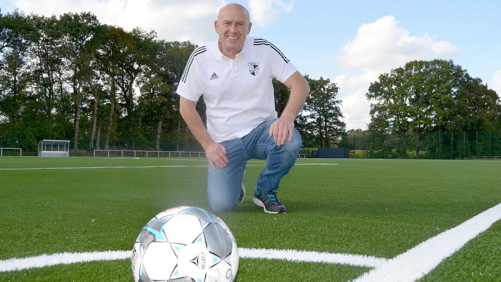 Peter Hermes, der Vorsitzende des Sportvereins SV Strücklingen, auf dem neuen Kunstrasenplatz am Strücklinger Stockweg. Am Freitag, 1. Oktober, wird die neue Spielfläche offiziell in Betrieb genommen. Foto: Fertig