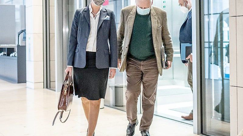 Alice Weidel und Alexander Gauland kommen zur konstituierenden AfD-Fraktionssitzung in den Bundestag. Foto: Michael Kappeler/dpa