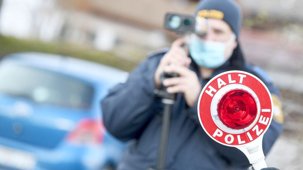 Wer mit erhöhter Geschwindigkeit von der Polizei erwischt wird, muss bald mehr zahlen. Foto: Warmuth/DPA