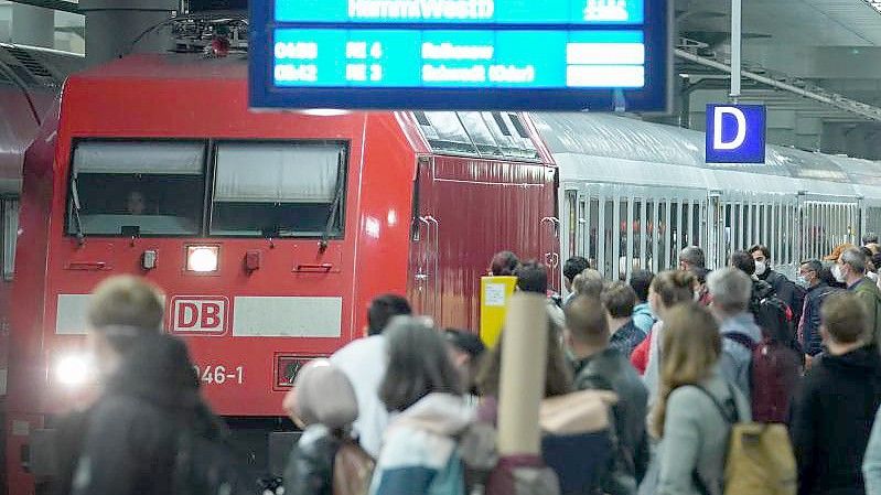 Der Tarifkonflikt bei der Deutschen Bahn schwelt weiter. Nach dem Abschluss mit der Lokführergewerkschaft GDL will die konkurrierende Eisenbahn- und Verkehrsgewerkschaft (EVG) mit dem Konzern nachverhandeln. Foto: Jörg Carstensen/dpa