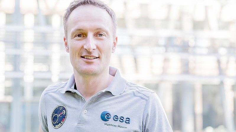 Matthias Maurer, deutscher Astronaut, steht vor der Preisvergabe des Deutsch-Französischen Journalistenpreises (DFJP) vor der Vertretung des Landes Nordrhein-Westfalen. Foto: Christoph Soeder/dpa