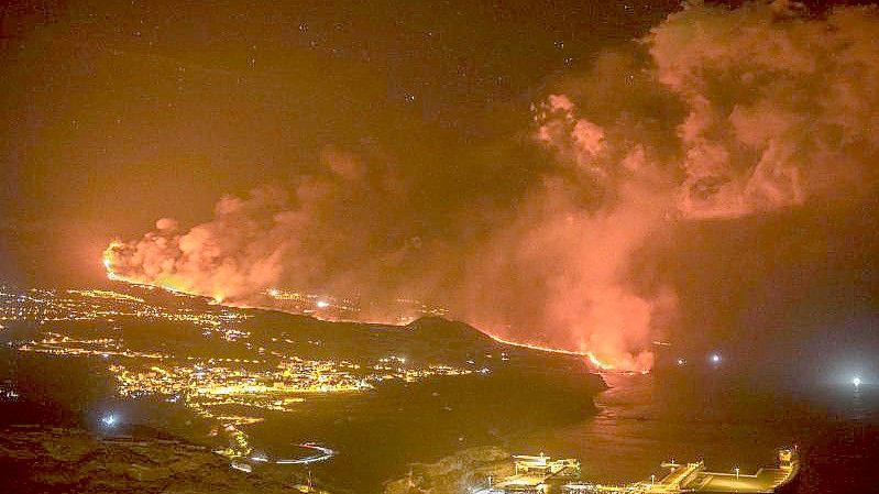 Die Lava aus dem Vulkan auf La Palma strömt ins Meer. Foto: Saul Santos/AP/dpa