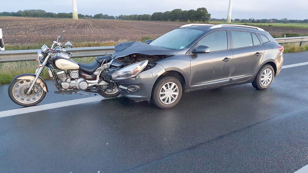 Die Fahrzeuge waren stark ineinander verkeilt. Foto: Polizeiinspektion Emden/Leer