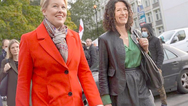 SPD-Spitzenkandidatin Franziska Giffey (l.) und Bettina Jarasch von Bündnis 90/Die Grünen treffen sich zu Sondierungsgesprächen im Kurt-Schumacher-Haus. Foto: Jörg Carstensen/dpa