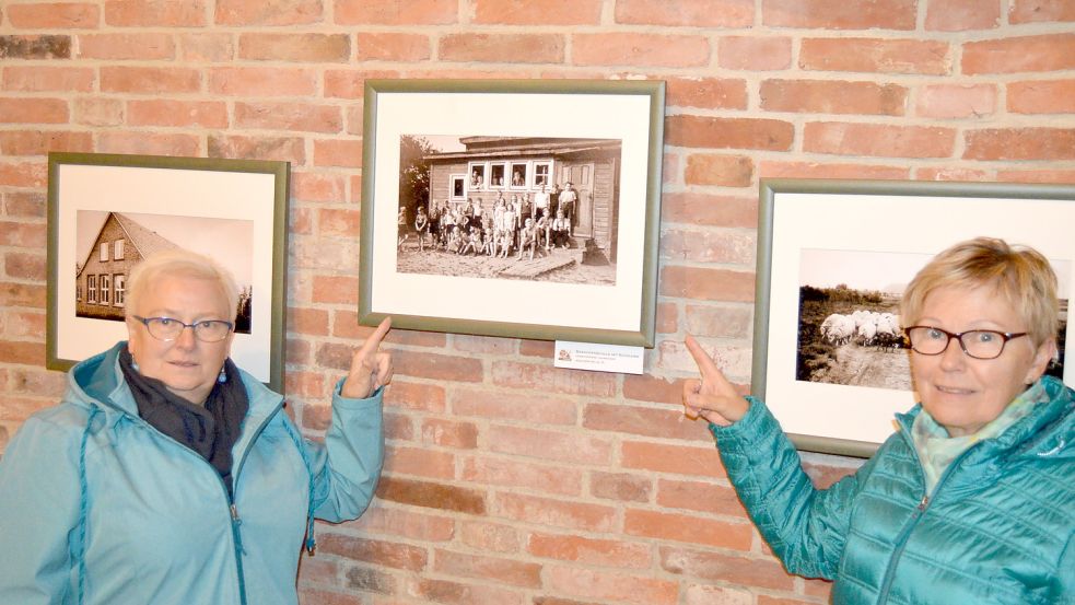 Am Sonntag wird in der Burlager Mühle eine Fotoausstellung eröffnet, die zeitgeschichtliche Aufnahmen aus dem vorherigen Jahrhundert zeigt. Auf dem Bild sind Elisabeth Behrends (links) und Maria Janßen (rechts) vom Organisationsteam 700-Jahre-Burlage zu sehen. Foto: Weers