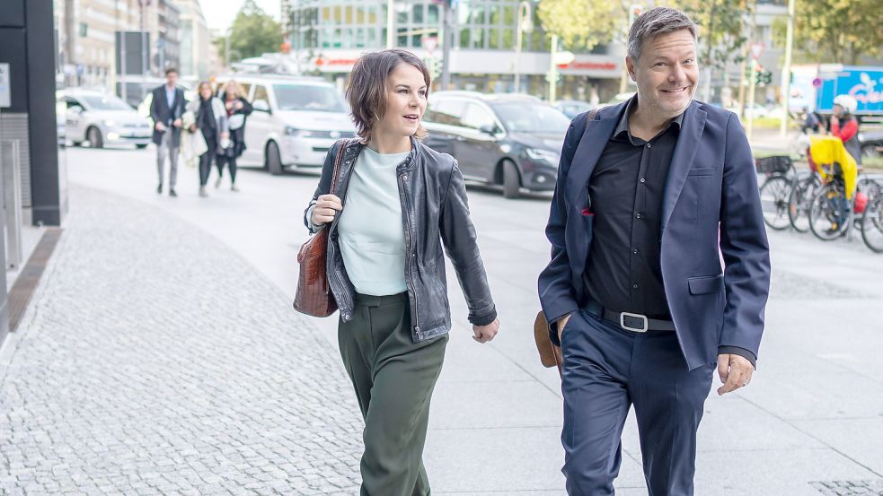 Hauptsache gute Laune: Annalena Baerbock und Robert Habeck kommen am Freitag zu den Sondierungsgesprächen mit der FDP. Foto: Kappeler/dpa