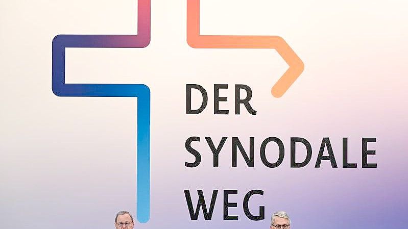 Thomas Sternberg (r), Präsident des Zentralkomitees der deutschen Katholiken, und Georg Bätzing, Vorsitzender der Deutschen Bischofskonferenz, bei der Zweiten Synodalversammlung. Foto: Arne Dedert/dpa