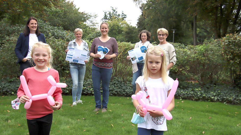 Johanna (links) und Lina (rechts) freuen sich auf den Start des Spendenlaufs. Organisiert haben ihn (von links) die Mitarbeiterinnen des Kinder- und Jugendärztlichen Dienstes Verena Heuer, Maria Purk, Dr. Birte Lamping, Susanne Hölzen und Annette Wübbold. Foto: Sascha Rühl/LK Cloppenburg