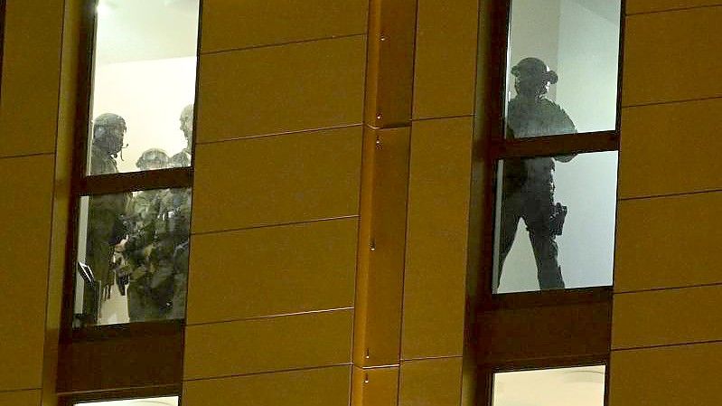 Spezialkräfte der Polizei während eines Einsatzes in einem Hotel in Düsseldorf. Foto: Henning Kaiser/dpa
