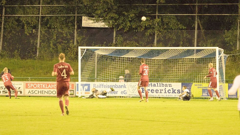 Das hätte in der 41. Minute die Führung für Westrhauderfehn sein müssen. Doch der völlig freie Sönke Weßling schoss den Ball aus rund fünf Metern über das Tor. Foto: Lohmann