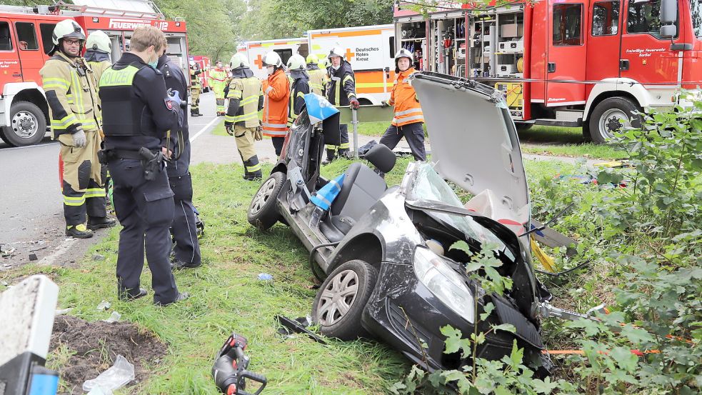 Drei Schwerstverletzte und eine Leichtverletzte sind die Bilanz eines Unfalls, der sich am Freitagmittag vor dem Loher Kreisel im Barßeler Ortsteil Lohe ereignet hat. Foto: Passmann