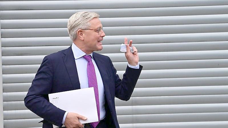 Norbert Röttgen (CDU) verlässt das Konrad-Adenauer-Haus in Berlin. Der CDU-Außenexperte hat nach dem Zustandekommen einer neuen Bundesregierung eine Aufarbeitung der schweren Niederlage der Union bei der Bundestagswahl angemahnt. Foto: Peter Kneffel/dpa
