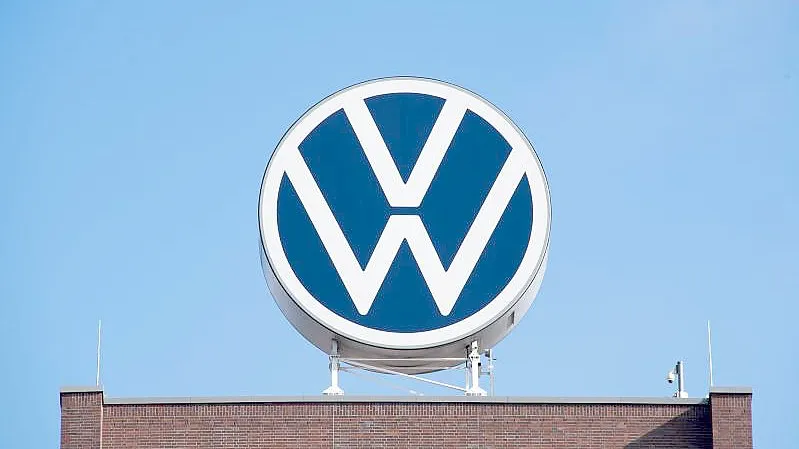 Das Markenhochhaus von Volkswagen in Wolfsburg. Foto: Julian Stratenschulte/dpa