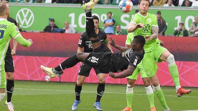 Gladbachs Breel Embolo (M) trifft akrobatisch zur 1:0-Führung ins Wolfsburger Tor. Foto: Swen Pförtner/dpa