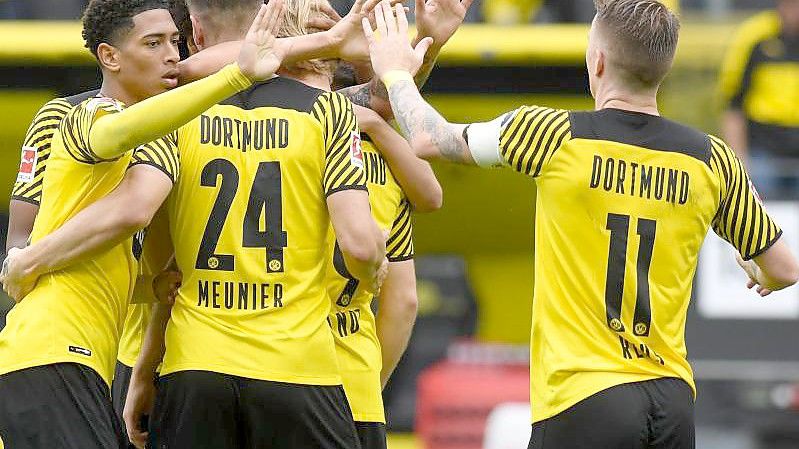 Leipzigs Spieler um Mohamed Simakan (r) jubeln nach dem Tor von Christopher Nkunku zum 2:0 in der 73. Spielminute. Foto: Jan Woitas/dpa-Zentralbild/dpa