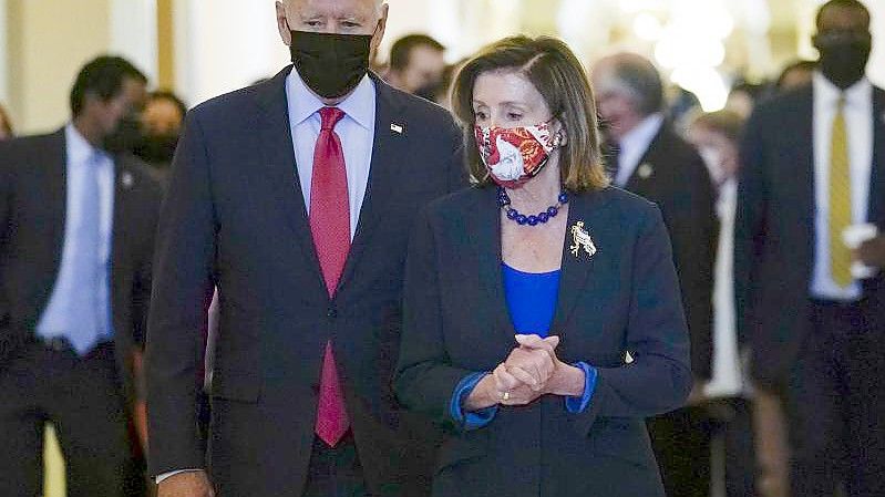 Joe Biden mit der Sprecherin des Repräsentantenhauses, Nancy Pelosi, im Kapitol. Im Ringen mit den Demokraten um seine geplanten großen Investitionspakete hat der US-Präsident die Öffentlichkeit auf eine möglicherweise längere Hängepartie eingestimmt. Foto: Susan Walsh/AP/dpa