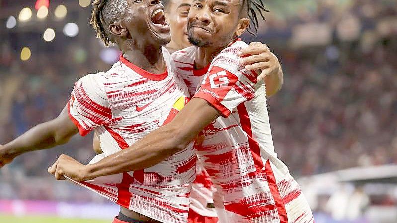 Leipzigs Amadou Haidara (l-r), Tyler Adams und Christopher Nkunku jubeln nach Nkunkus Treffer zum 3:0. Foto: Jan Woitas/dpa-Zentralbild/dpa