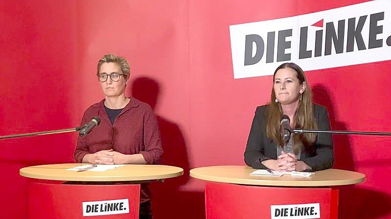 Die Co-Vorsitzenden der Linken Janine Wissler (r) und Susanne Hennig-Wellsow haben mit dem Parteivorstand über die Wahlschlappe gesprochen. Foto: Jörg Ratzsch/dpa