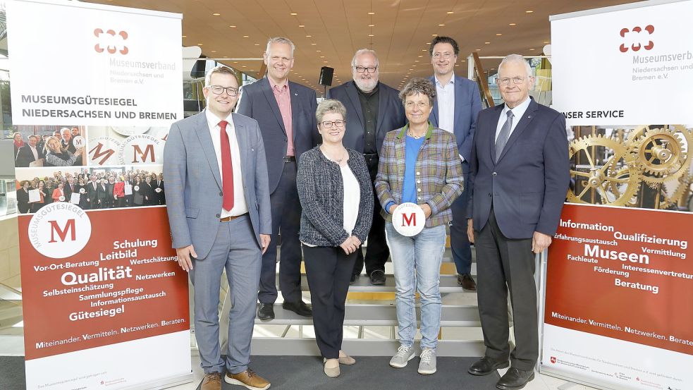 Bei der Übergabe des Museumsgütesiegels in Hannover standen zusammen (von links) Barßels Bürgermeister Nils Anhuth, Niedersachsens Kulturminister Björn Thümler, Museumsberaterin Dr. Beate Bollmann aus Oldenburg, Professor Rolf Wiese, Vorsitzender des Museumsverbands für Niedersachsen und Bremen, Antje Hoffmann, Leiterin des Moor- und Fehnmuseums in Elisabethfehn, Johannes Janssen, Stiftungsdirektor der Niedersächsischen Sparkassenstiftung, und Hans Eveslage, Vorstandsvorsitzender der Stiftung des Moor- und Fehnmuseums. Foto: Museumsverband