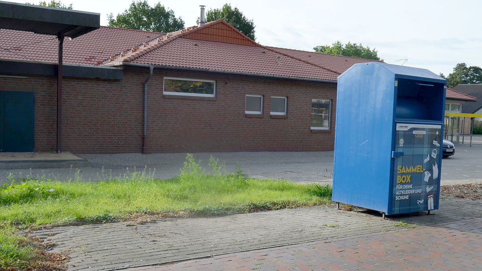 Nur noch ein paar Glassplitter zeugen von dem Altglascontainer, der bis Montag an der Ammerländer Straße in Barßel stand. Nun ist das Behältnis an der Barßeler Industriestraße aufgestellt worden neben dem Container, der dort bereits stand. Fotos: Fertig