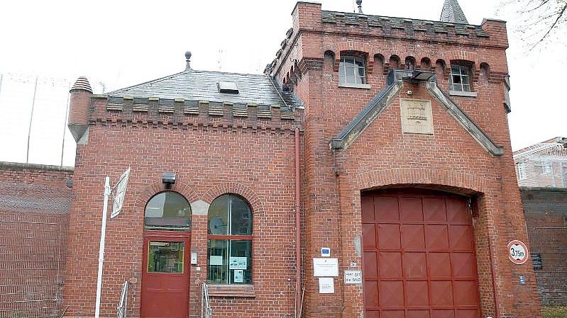 Das Hauptportal der Justizvollzugsanstalt Fuhlsbüttel. Foto: Axel Heimken/dpa