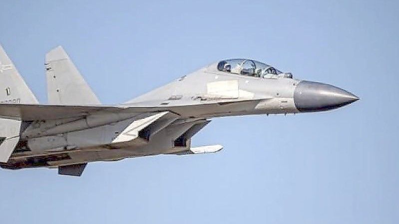 Auf diesem vom taiwanesischen Verteidigungsministerium veröffentlichten undatierten Foto ist ein chinesischer J-16-Kampfjet zu sehen. Foto: Uncredited/Taiwan Ministry of Defense/AP/dpa