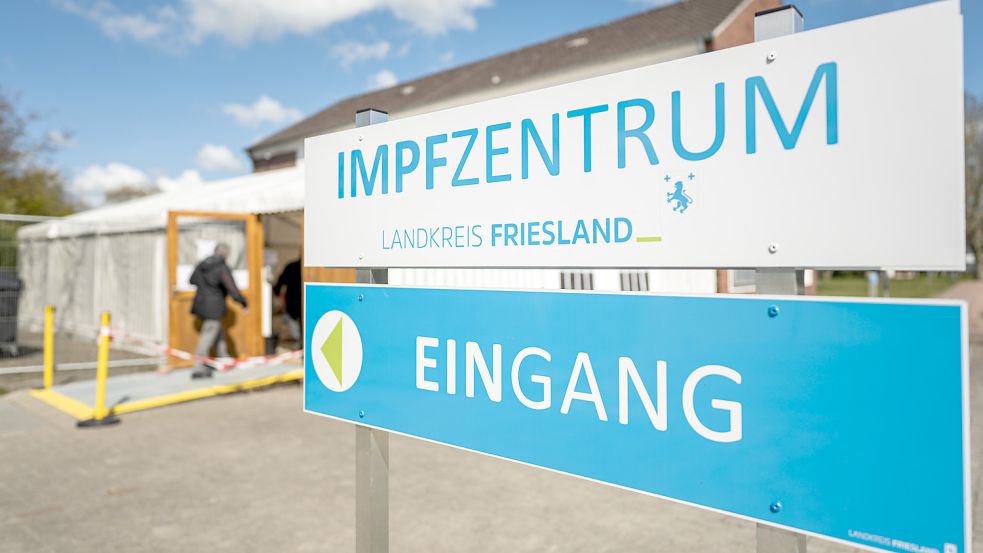 Frieslands Kreisverwaltung hat sich zu seinem Impfzentrums-Vertrag mit dem DRK Jeverland geäußert. Foto: Assanimoghaddam/dpa