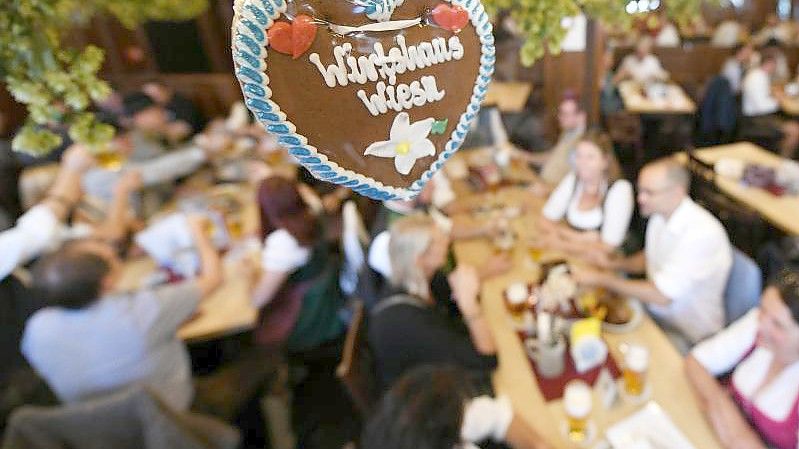 Die Münchner Innenstadtwirte und die Wiesnwirte haben mit Musik, Wiesn-Schmankerl und Wiesn-Bier in ihren Gaststätten trotz des erneut abgesagten Oktoberfests etwas Volksfeststimmung in die Stadt geholt. Foto: Angelika Warmuth/dpa