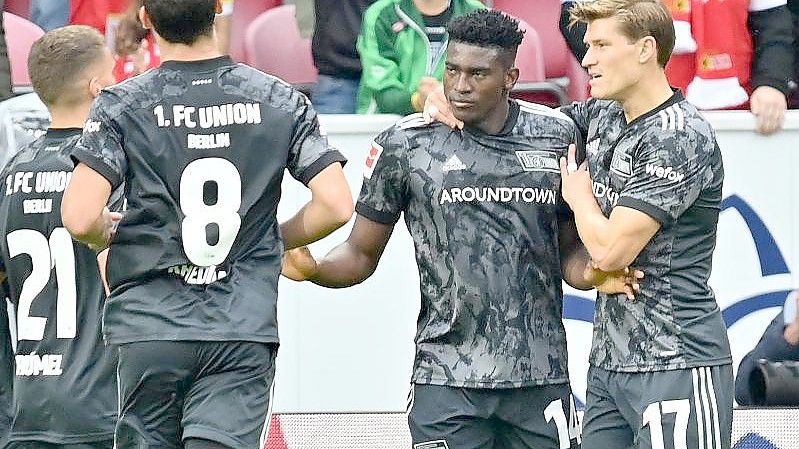 Die Mannschaft des 1. FC Union bejubelt das 1:1 von Taiwo Awoniyi (2.v.r). Kurz darauf legt der Stürmer zur Berliner Führung nach. Foto: Torsten Silz/dpa