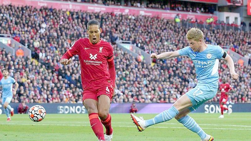 Kevin De Bruyne (r) von Manchester City beim Abschluss. Foto: Peter Byrne/PA Wire/dpa