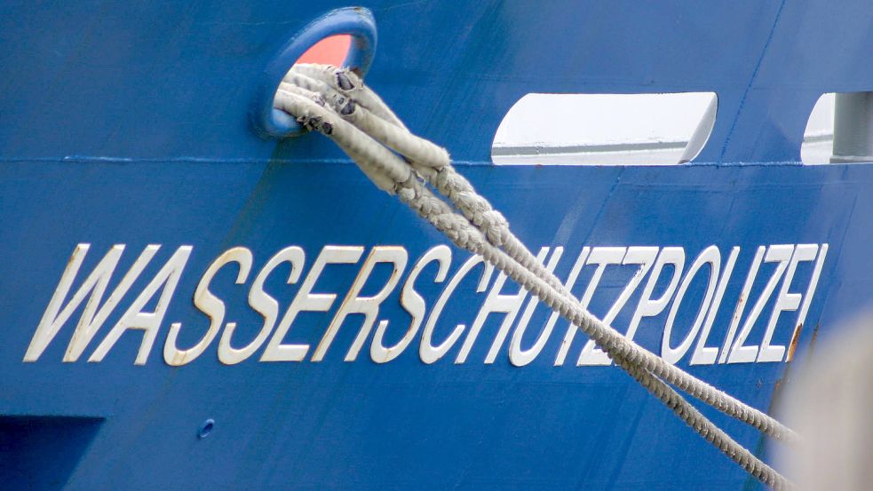 Die Wasserschutzpolizei ermittelt, nachdem ein Segelschiff im Borkumer Hafen mehrere Sportboote beschädigt hat. Foto: Wasserschutzpolizei