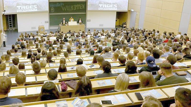 Voller Hörsaal: Studienanfänger im Audimax der Universität in Rostock. Foto: Bernd Wüstneck/dpa