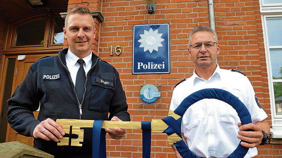 Mit diesem symbolischen Schlüssel und einem warmherzigen Empfang hießen Wilfried Bohse (rechts) und seine Kollegen den neuen Leiter des Polizeikommissariates Papenburg, Lars Zengler, willkommen. Foto: Schade