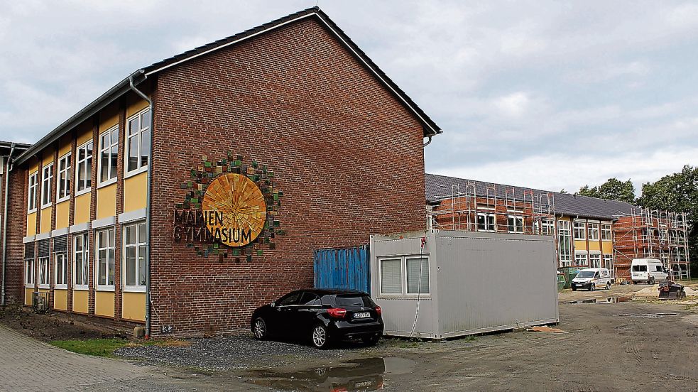 Vor dem Abschluss stehen die Arbeiten für den Umbau des naturwissenschaftlichen Traktes (rechts) am Mariengymnasium in Papenburg. Foto: Belling